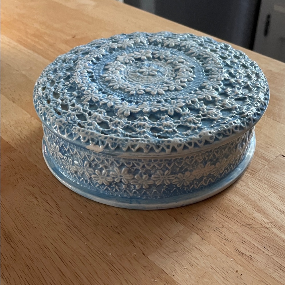Artisan Blue and White Floral Ceramic Box Vintage - Picture 6 of 8